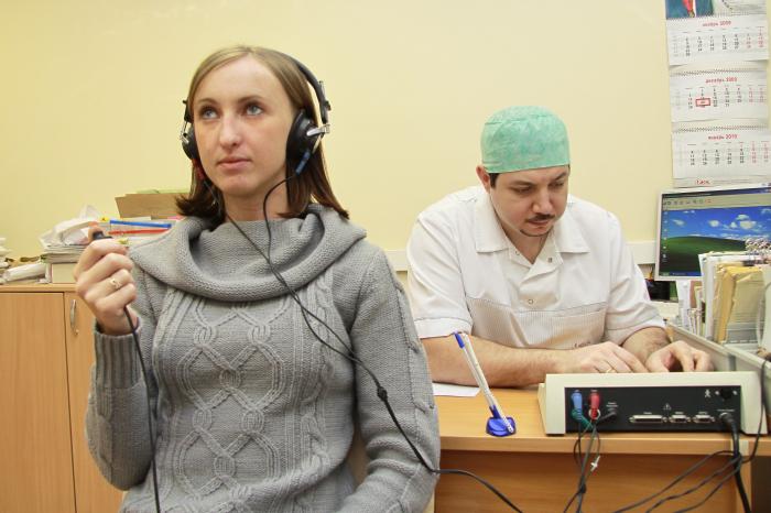ЛОР врач проводит исследование слуха при помощи аудиометра Интеракустикс. ЛОР врач проводит исследование слуха при помощи аудиометра Интеракустикс.